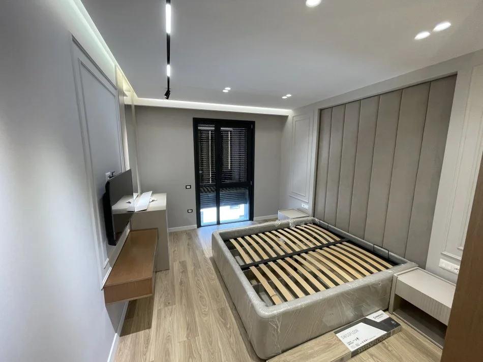 Tirane, jepet me qera apartament 1+1+Aneks+Ballkon Kati 2, 75 m² 850 € 