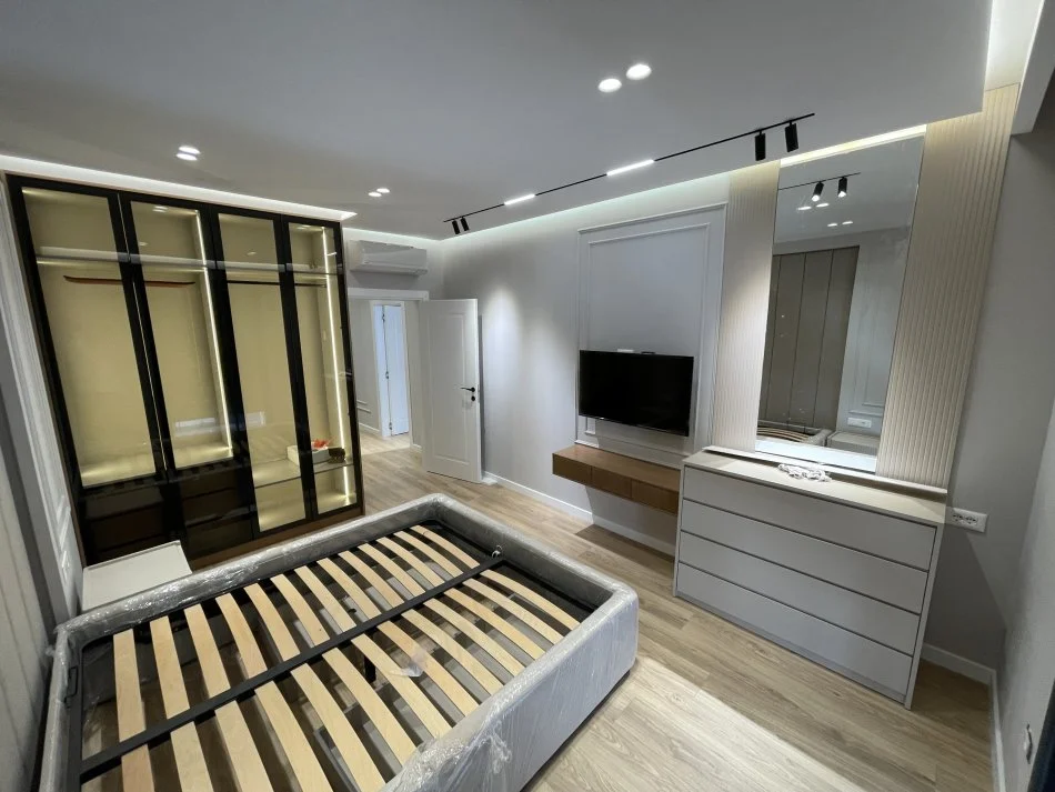 Tirane, jepet me qera apartament 1+1+Aneks+Ballkon Kati 2, 75 m² 850 € 