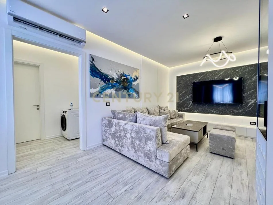 Tirane, jepet me qera apartament 3+1 Kati 9, 115 m² 1.300 € 