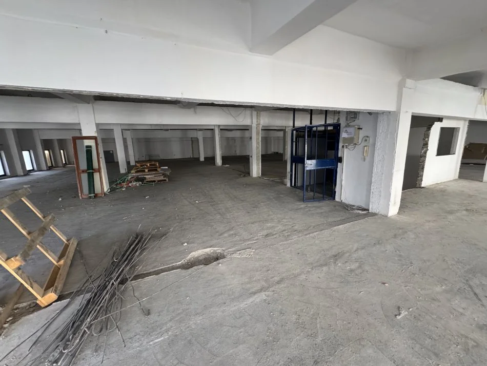 Tirane, jepet me qera ambjent biznesi Kati 2, 1.000 m² 3.500 € (Spitali Amerikan 3)