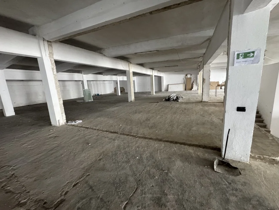 Tirane, jepet me qera ambjent biznesi Kati 2, 1.000 m² 3.500 € (Spitali Amerikan 3)