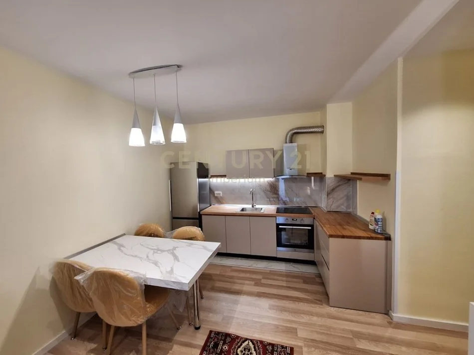 Tirane, jepet me qera apartament 2+1+Aneks+Ballkon Kati 6, 94 m² 1.500 € 
