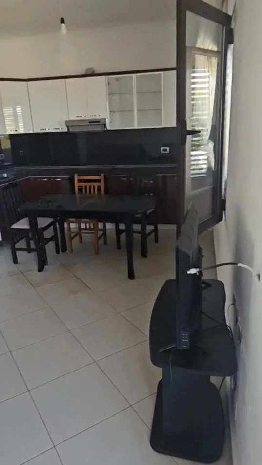 Tirane, jepet me qera shtepi 2+1+Ballkon Kati 3, 100 m² 400 € (Spitali Ushtarak , Laprake)