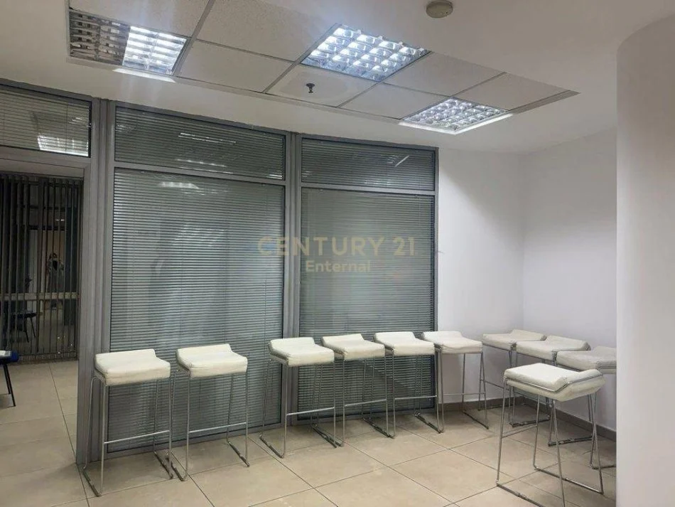 Tirane, jepet me qera zyre Kati 7, 202 m² 2.400 € (Observatori)