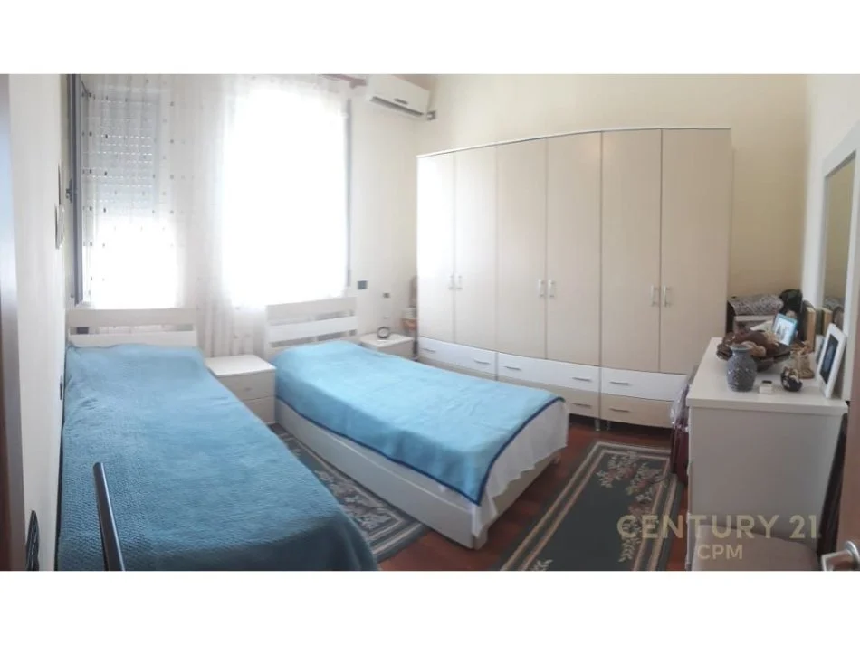 Tirane, jepet me qera apartament 1+1 Kati 7, 62 m² 800 € (Pazari i ri)