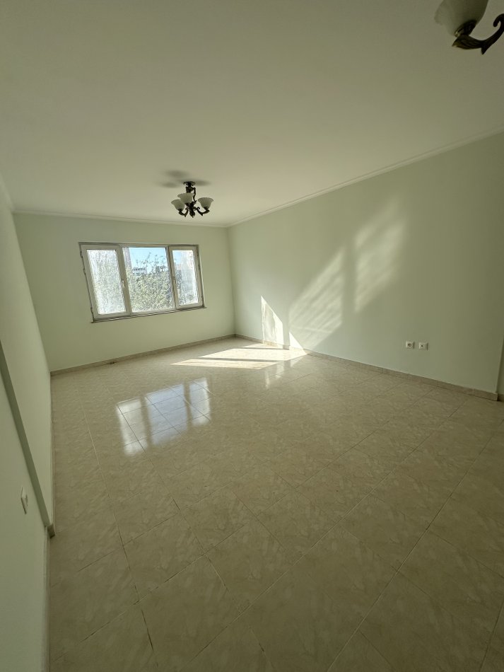 Tirane, jepet me qera apartament 2+1+Aneks+Ballkon Kati 2, 140 m² 500 € (Laprake,Blloku Gintash)