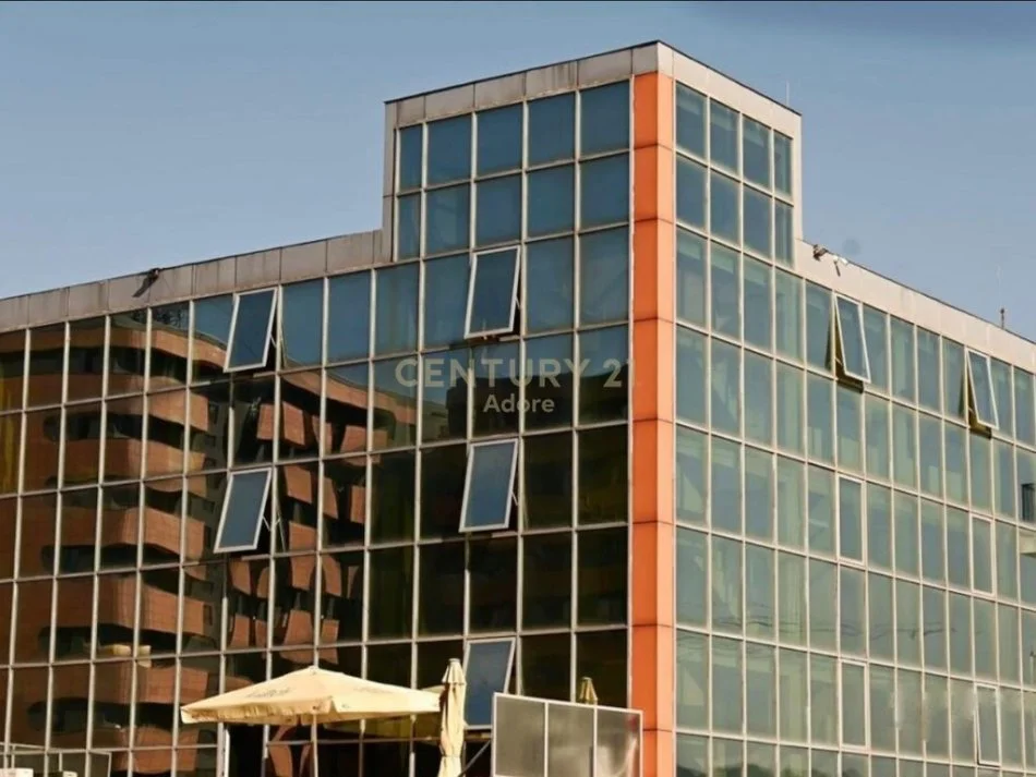 Tirane, jepet me qera ambjent biznesi Kati 4, 924 m² 8.000 € (Unaza e Re)
