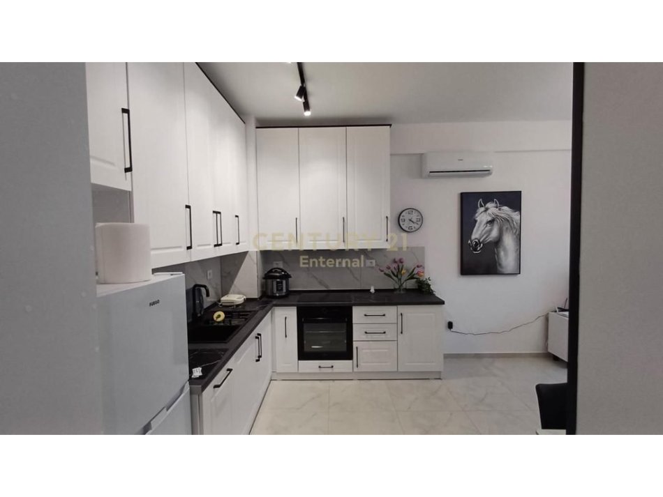 Tirane, jepet me qera apartament 1+1 Kati 3, 53 m² 500 € (Rezidenca OXA)