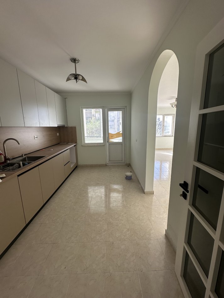 Tirane, jepet me qera apartament 2+1+Aneks+Ballkon Kati 2, 140 m² 500 € (Laprake,Blloku Gintash)