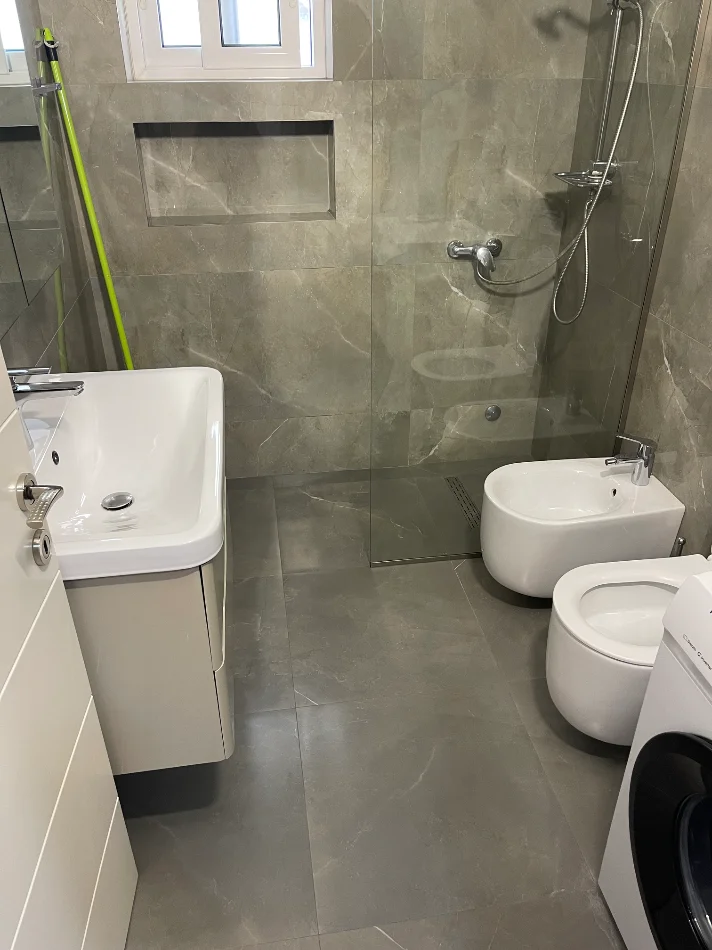 Tirane, jap me qera apartament 1+1+Ballkon Kati 3, 70 m² 550 € (Rruga e Barrikadave)