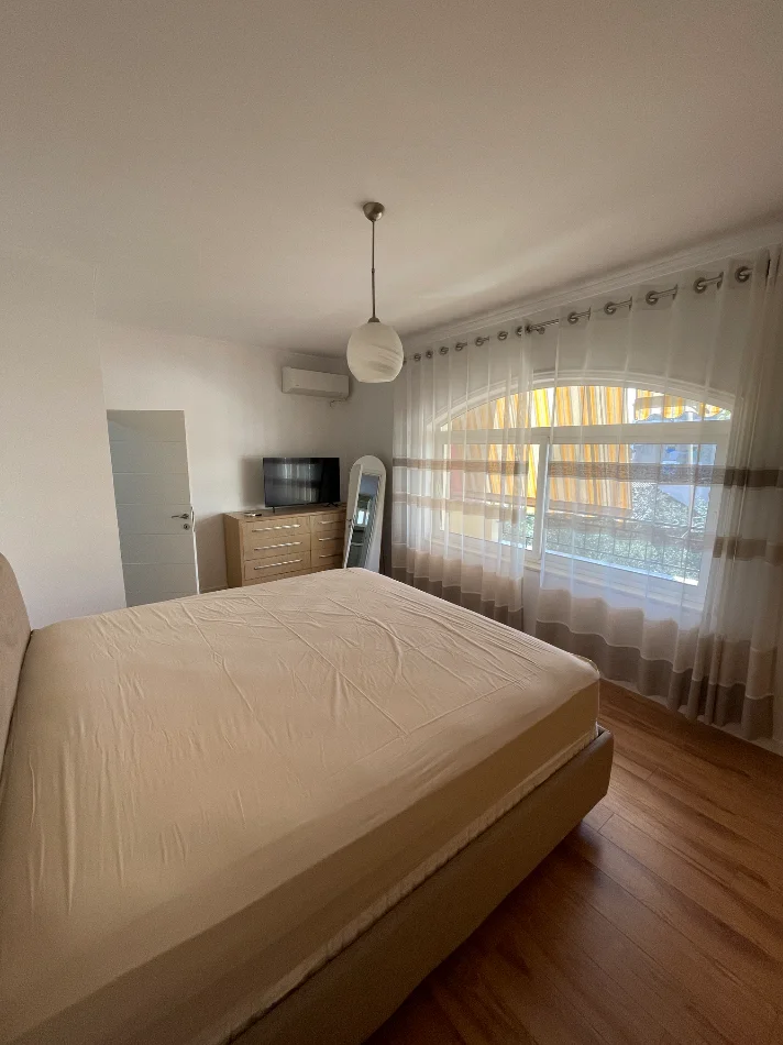 Tirane, jap me qera apartament 1+1+Ballkon Kati 3, 70 m² 550 € (Rruga e Barrikadave)