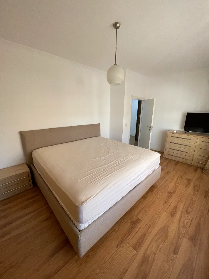 Tirane, jap me qera apartament 1+1+Ballkon Kati 3, 70 m² 550 € (Rruga e Barrikadave)
