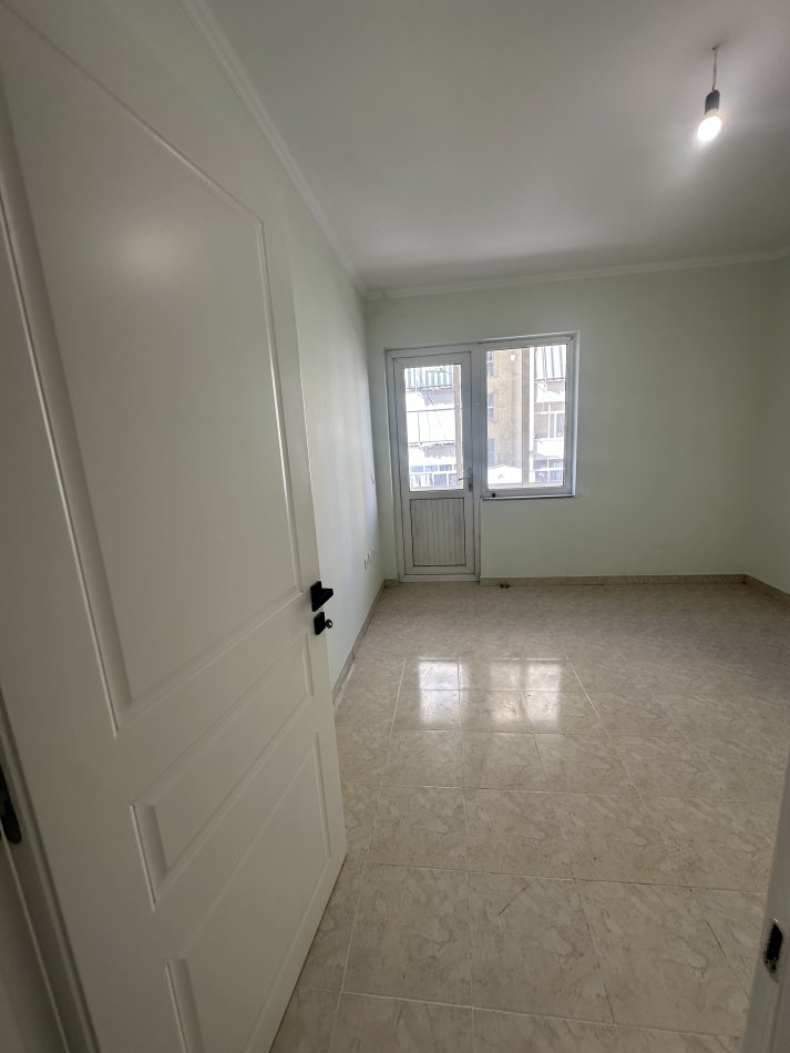 Tirane, jepet me qera apartament 2+1+Aneks+Ballkon Kati 2, 140 m² 500 € (Laprake,Blloku Gintash)