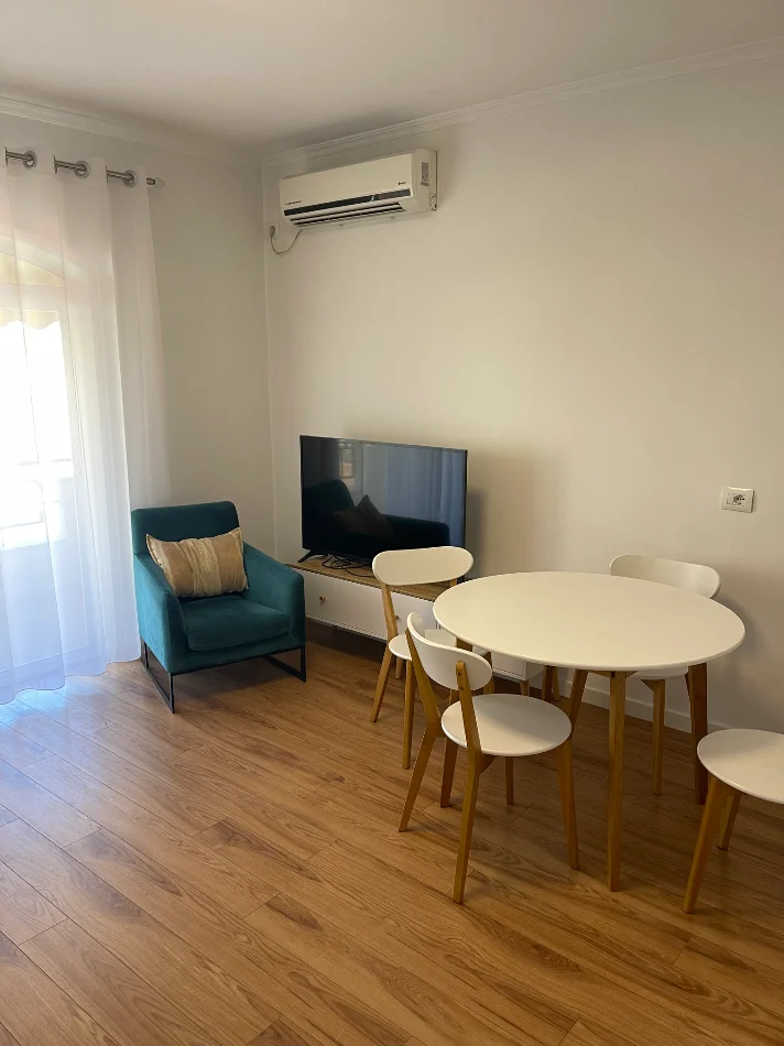 Tirane, jap me qera apartament 1+1+Ballkon Kati 3, 70 m² 550 € (Rruga e Barrikadave)