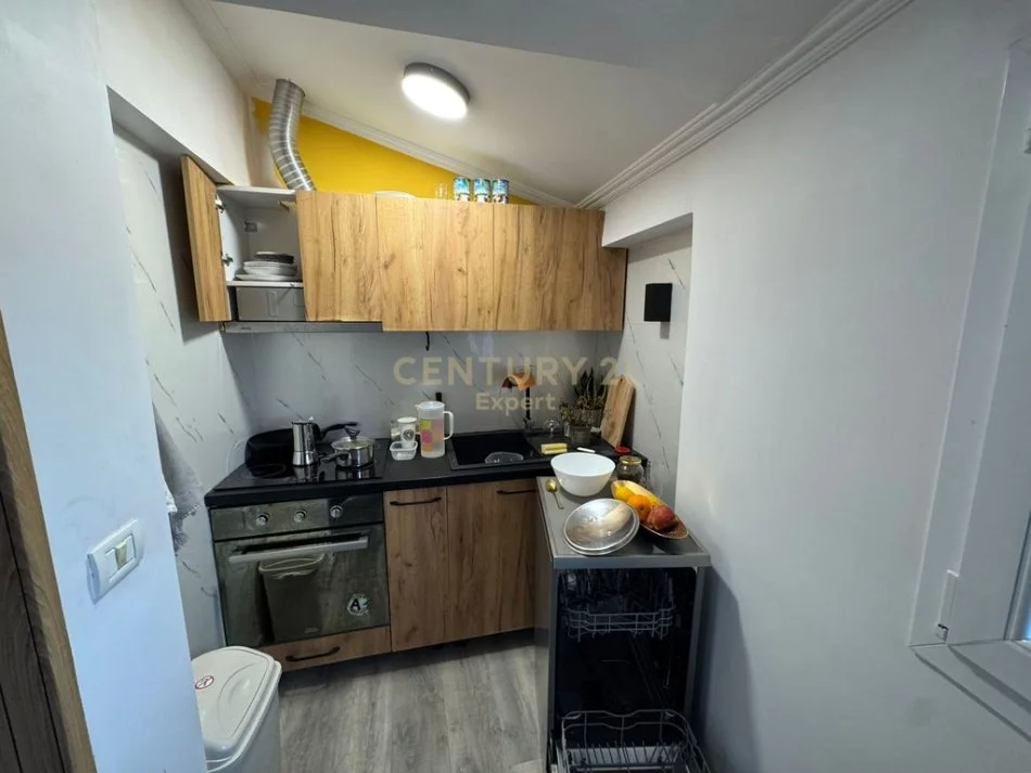 Tirane, jepet me qera apartament 3+1 Kati 2, 150 m² 600 € 