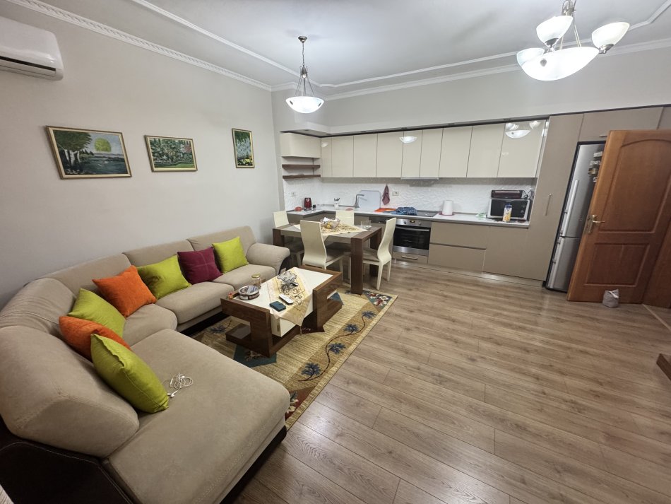 Tirane, jepet me qera apartament 2+1+Ballkon Kati 5, 75 m² 600 € (Rr. Foto Janku pas ish hipotekes, Don Bosko)