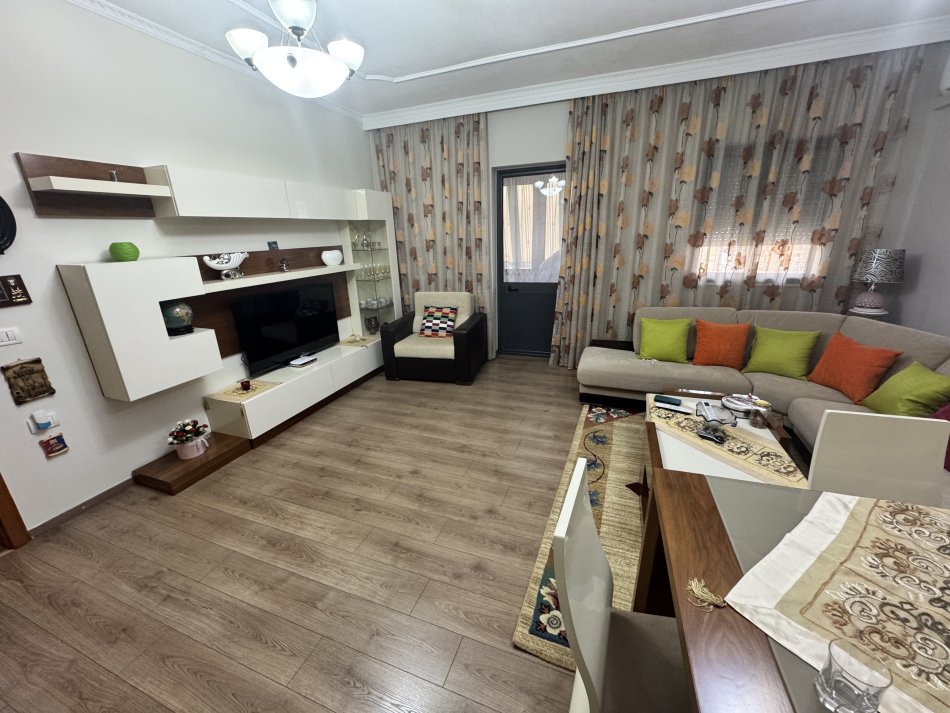 Tirane, jepet me qera apartament 2+1+Ballkon Kati 5, 75 m² 600 € (Rr. Foto Janku pas ish hipotekes, Don Bosko)