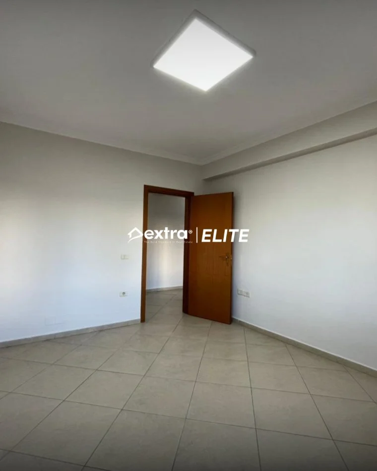 Tirane, jepet me qera apartament 2+1+Ballkon Kati 1, 106 m² 900 € (Rruga e Kavajes)