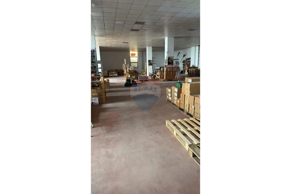 Tirane, jepet me qera , 1.000 m² 4.000 € (Autostrada Tirane Durres)