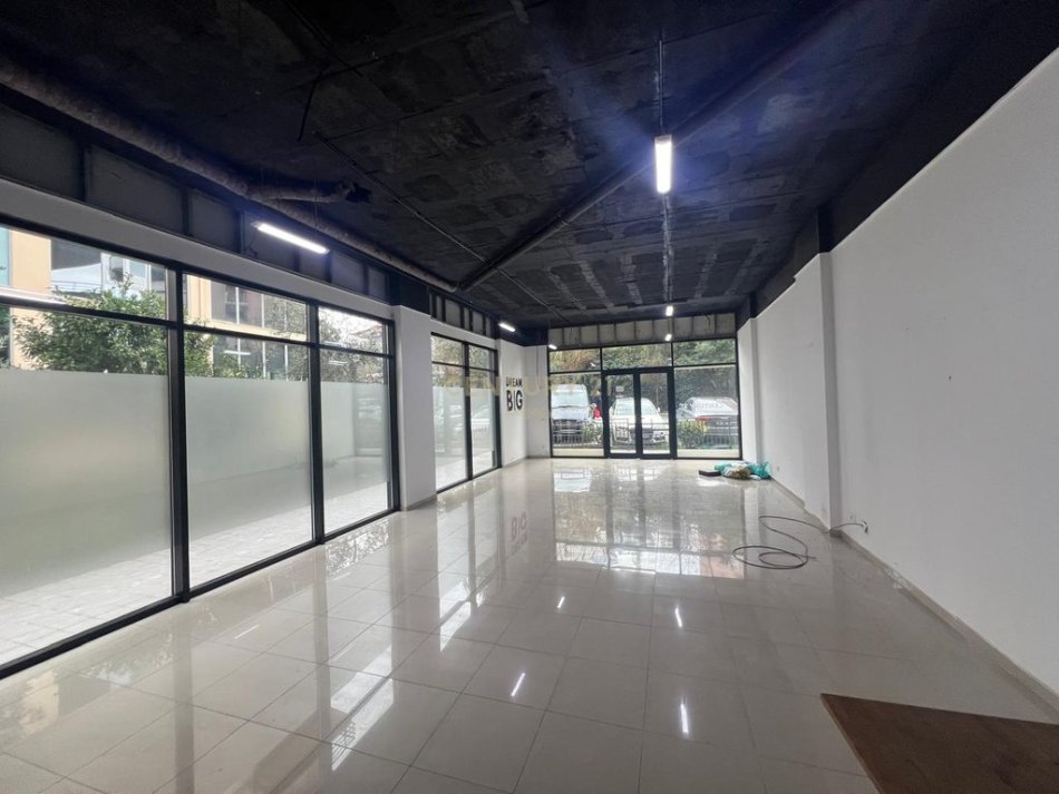Tirane, jepet me qera ambjent biznesi Kati 0, 81 m² 700 € (Fresk)