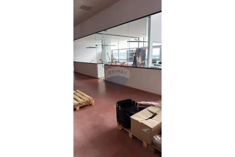 Tirane, jepet me qera , 1.000 m² 4.000 € (Autostrada Tirane Durres)