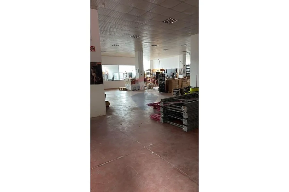 Tirane, jepet me qera , 1.000 m² 4.000 € (Autostrada Tirane Durres)