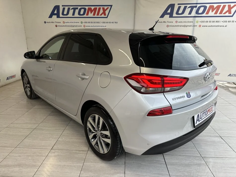 Tirane, shes makine HYUNDAI I30 Nafte, gri metalizato automatik Klima 71.000 km 11.200 €