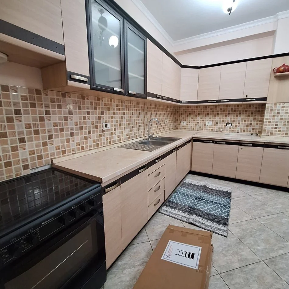 Tirane, jepet me qera apartament 2+1 Kati 3, 110 m² 600 € (Stacioni i Trenit prane Mulliri i Vjeter)