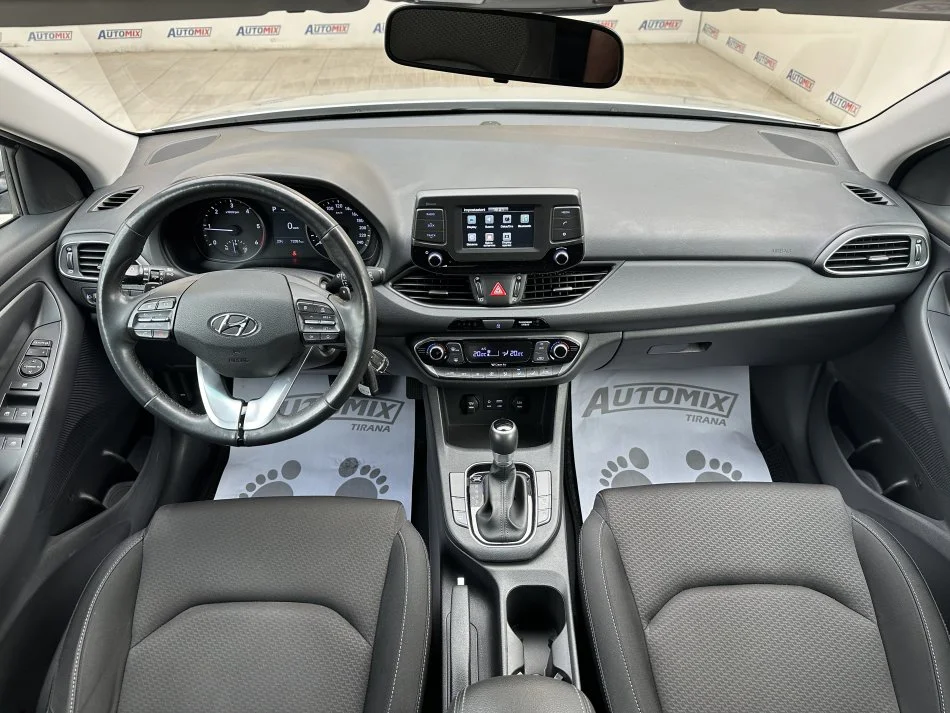 Tirane, shes makine HYUNDAI I30 Nafte, gri metalizato automatik Klima 71.000 km 11.200 €