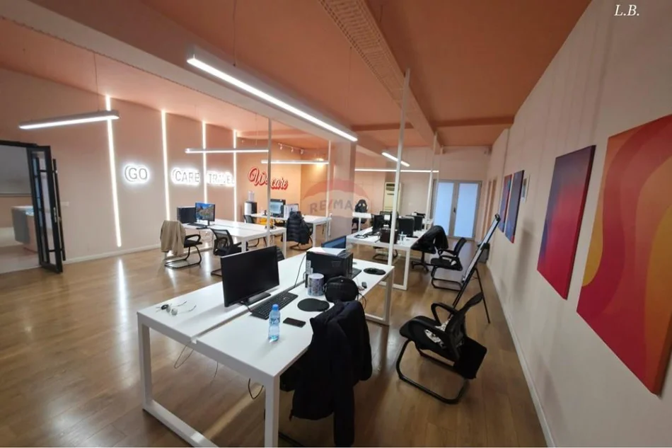 Tirane, jepet me qera , 200 m² 1.800 € (Rruga Bill Klinton)