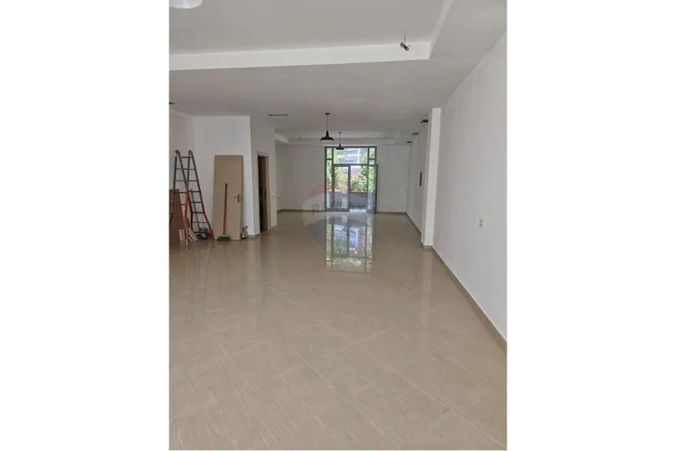 Tirane, jepet me qera ambjent biznesi Kati 1, 120 m² 800 € (JEPET AMBJENT BISNESI ME QIRA PERBALL DELIORGJIT)