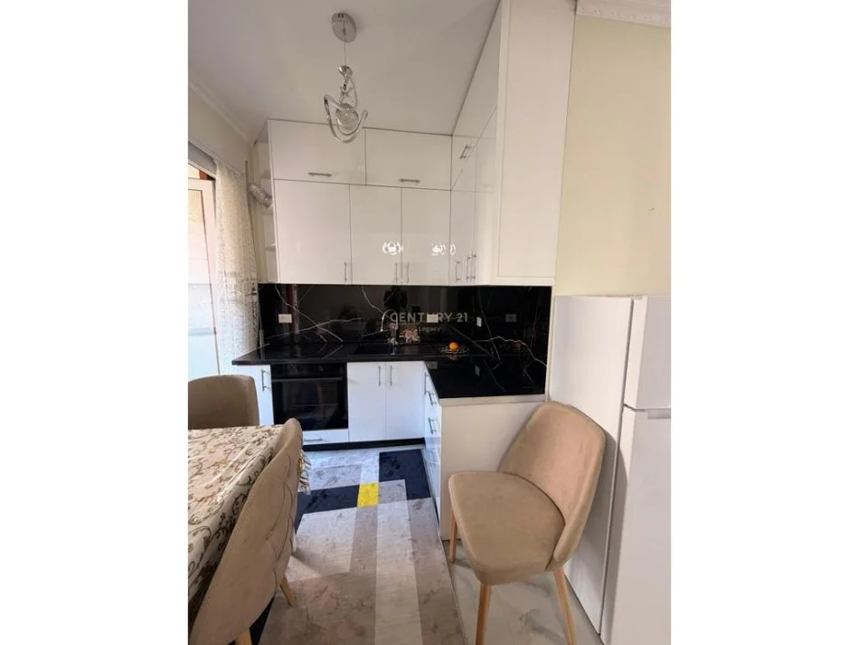 Tirane, jepet me qera apartament 1+1+Ballkon Kati 3, 60 m² 670 € 