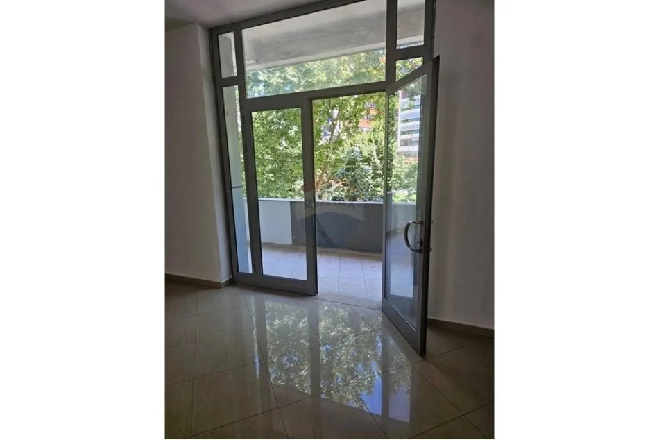 Tirane, jepet me qera ambjent biznesi Kati 1, 120 m² 800 € (JEPET AMBJENT BISNESI ME QIRA PERBALL DELIORGJIT)