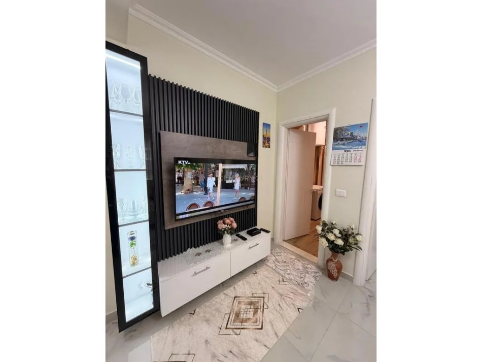 Tirane, jepet me qera apartament 1+1+Ballkon Kati 3, 60 m² 670 € 