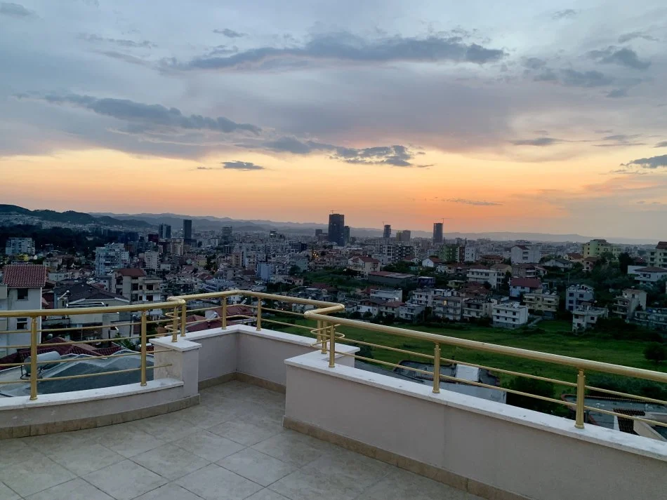 Tirane, jepet me qera apartament+verande | Penthouse 2+1+Aneks+Ballkon Kati 4, 140 m² 450 € (Rruga Fuat Toptani)