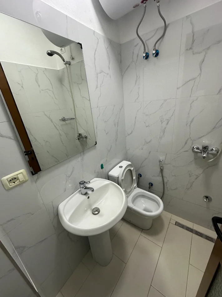 Tirane, jepet me qera garsonier Studio Kati 1, 350 € (Rruga pal hasi)