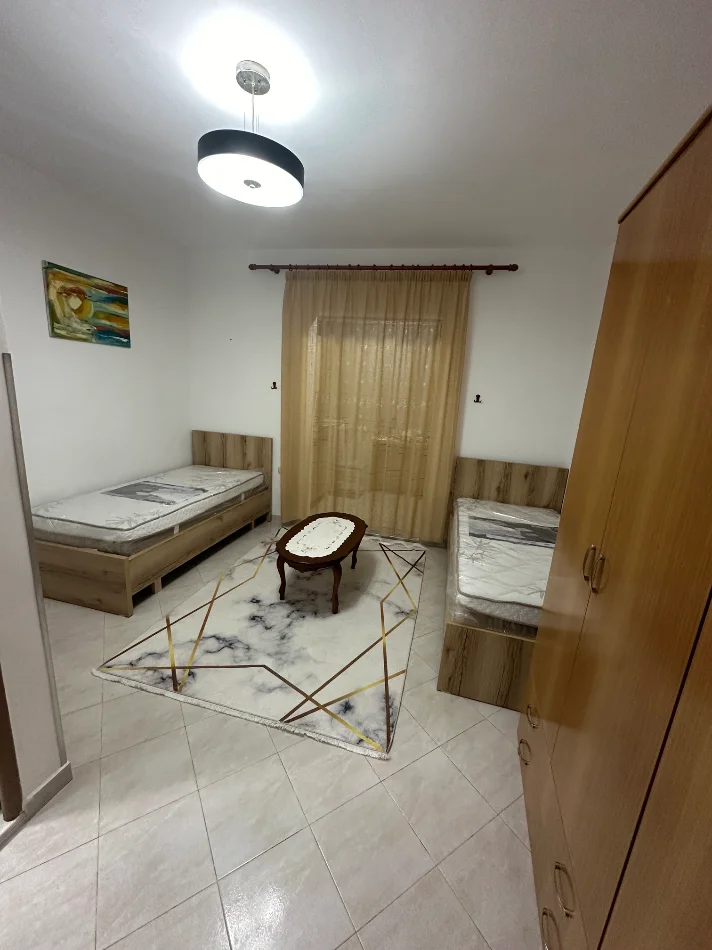 Tirane, jepet me qera garsonier Studio Kati 1, 350 € (Rruga pal hasi)
