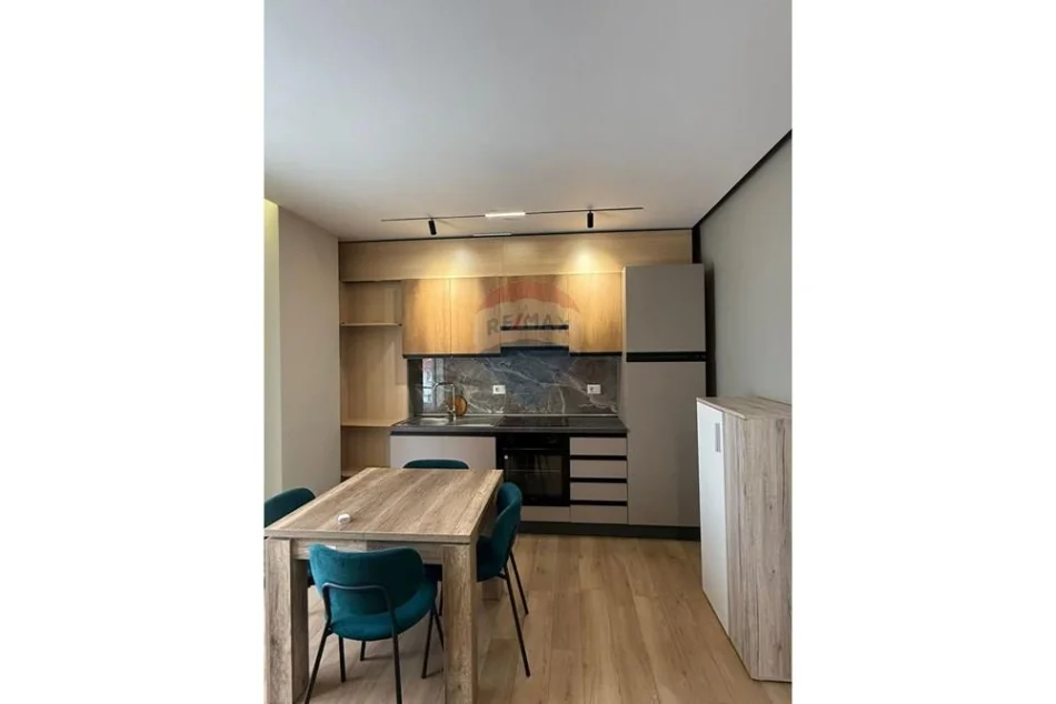 Tirane, jepet me qera apartament 1+1 , 70 m² 450 € (Xhamia e Selites)