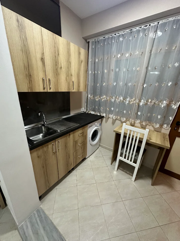 Tirane, jepet me qera garsonier Studio Kati 1, 350 € (Rruga pal hasi)
