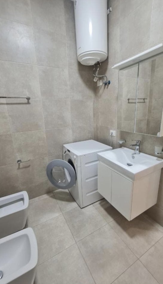 Tirane, jepet me qera apartament 2+1 Kati 3, 101 m² 830 € (Rruga Ferit Xhajko)
