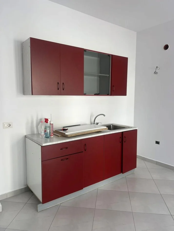 Tirane, jepet me qera apartament 1+1+Ballkon , 68 m² 400 € (Rruga 4 deshmoret prane gjimnazit partizani)