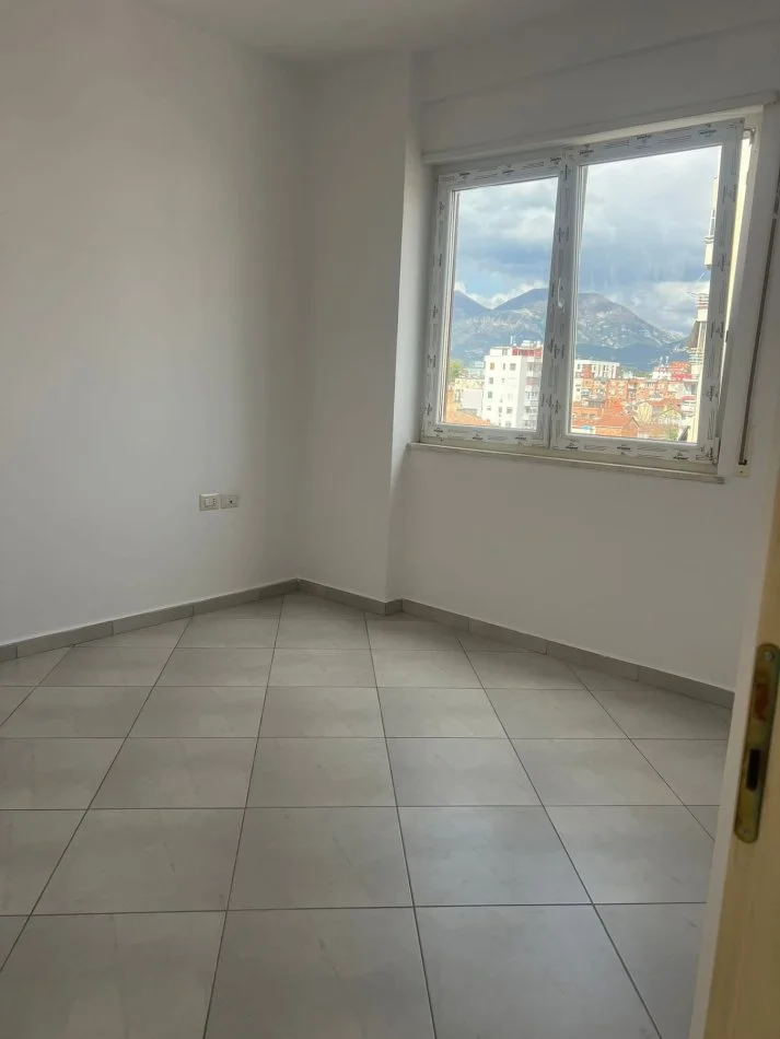 Tirane, jepet me qera apartament 1+1+Ballkon , 68 m² 400 € (Rruga 4 deshmoret prane gjimnazit partizani)