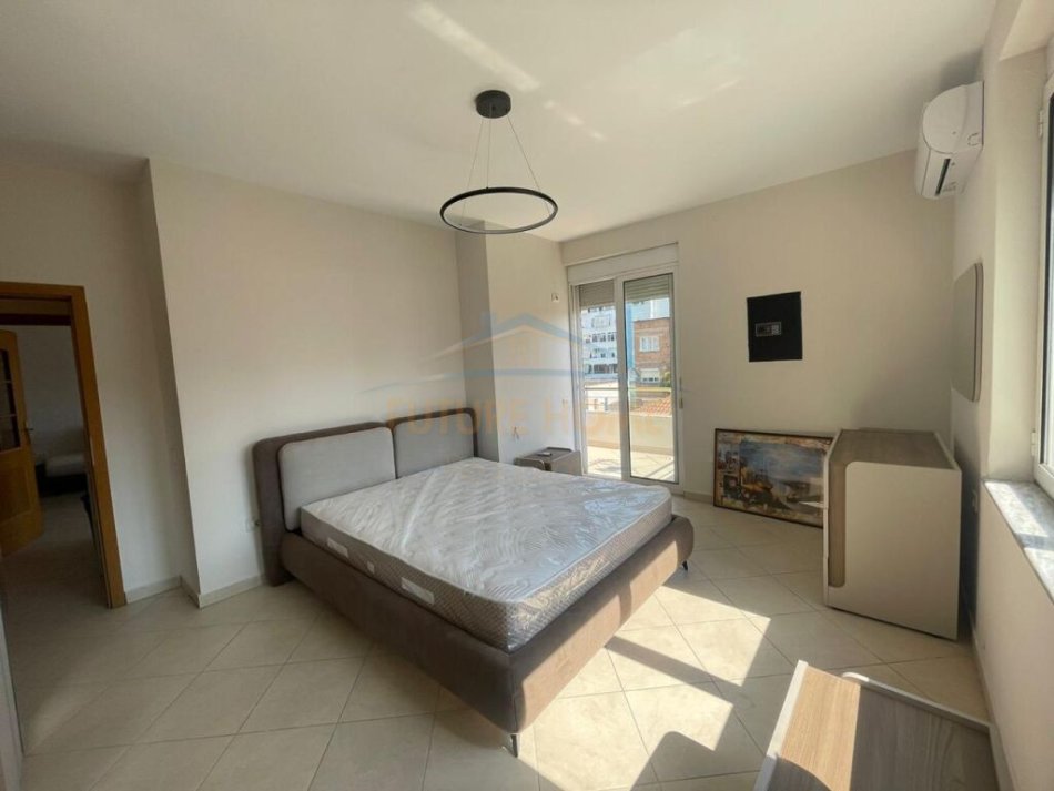 Tirane, jepet me qera apartament 2+1+2 Kati 3, 110 m² 850 € (Rruga e Kavajës)