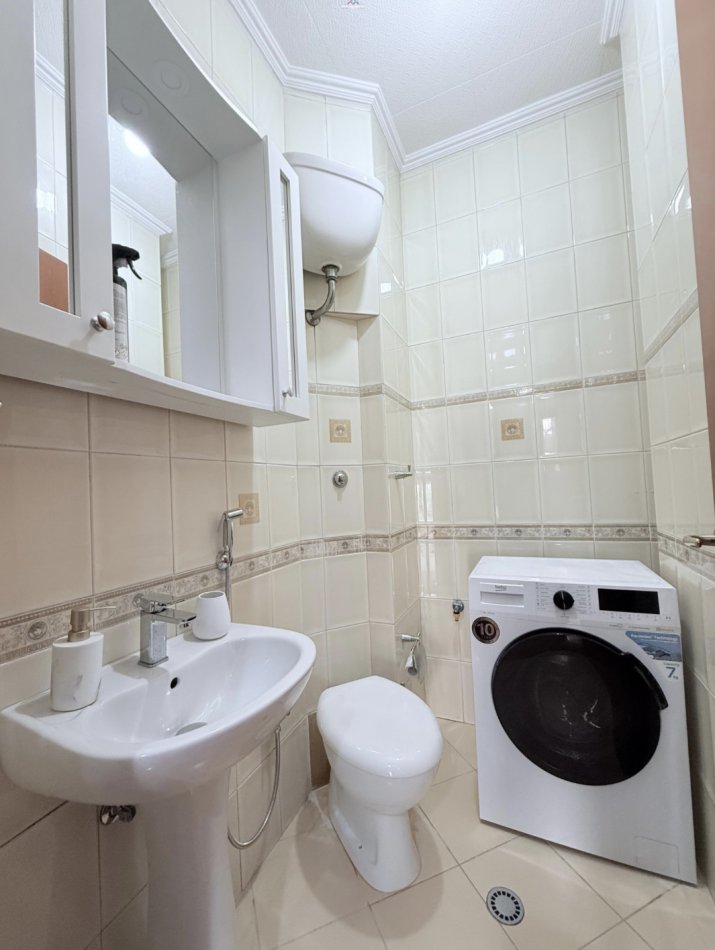 Tirane, jepet me qera apartament 2+1 Kati 2, 160 m² 1.500 € (Rruga e Elbasanit)