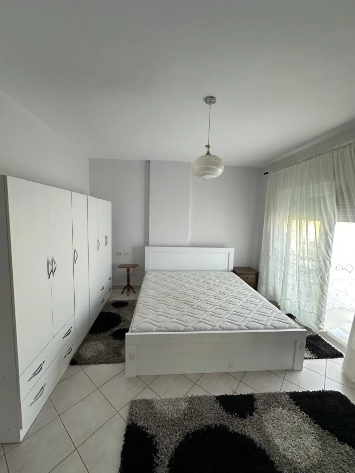 Tirane, jepet me qera apartament 2+1+Ballkon Kati 8, 90 m² 550 € (Ish Sheshi Shqiponja , Rruga Dritan Hoxha)