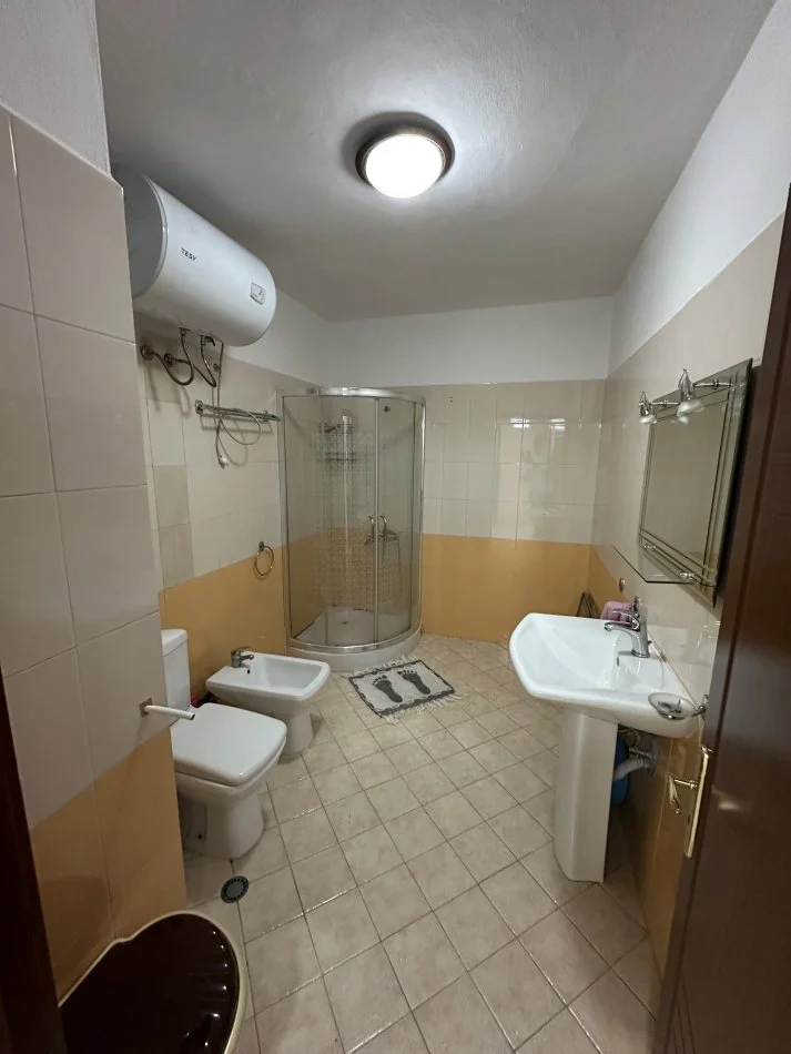Tirane, jepet me qera apartament 2+1+Ballkon Kati 8, 90 m² 550 € (Ish Sheshi Shqiponja , Rruga Dritan Hoxha)
