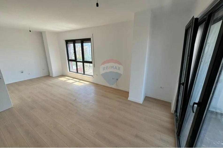 Tirane, shitet 3+1 , 122 m² 355.000 € (Komuna e Parisit)