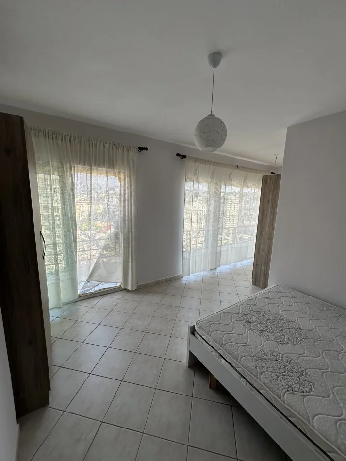 Tirane, jepet me qera apartament 2+1+Ballkon Kati 8, 90 m² 550 € (Ish Sheshi Shqiponja , Rruga Dritan Hoxha)