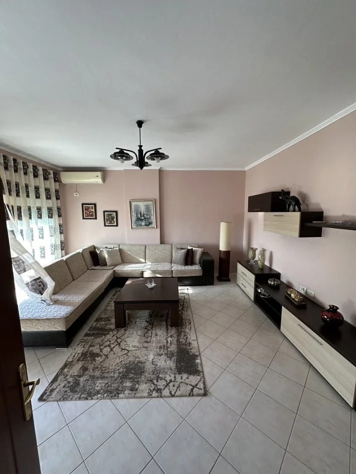 Tirane, jepet me qera apartament 2+1+Ballkon Kati 8, 90 m² 550 € (Ish Sheshi Shqiponja , Rruga Dritan Hoxha)