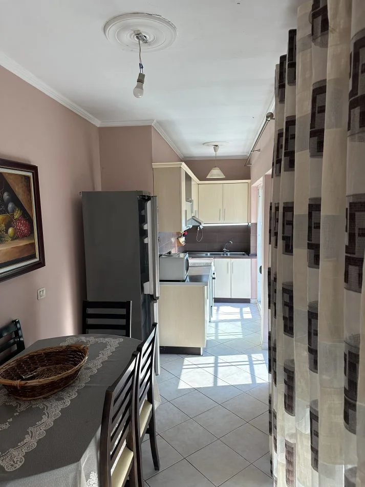 Tirane, jepet me qera apartament 2+1+Ballkon Kati 8, 90 m² 550 € (Ish Sheshi Shqiponja , Rruga Dritan Hoxha)